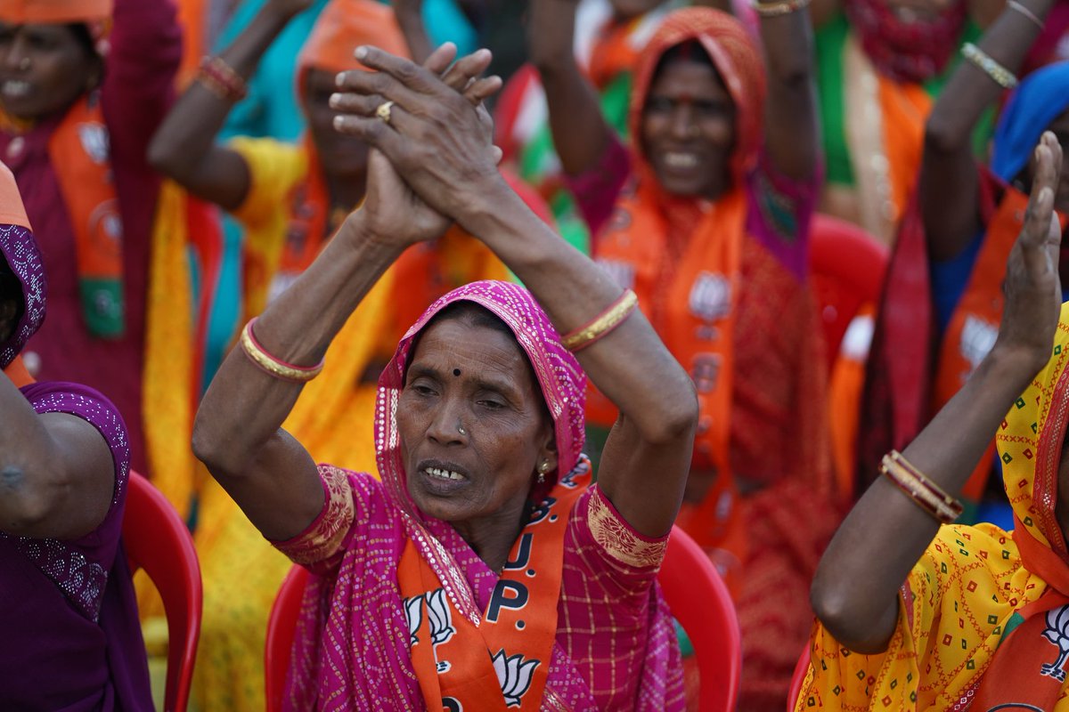 बहनें बनें लखपति,
किसान को मिले पसीने की पूरी कीमत,   
युवा भी हों समृद्ध;
यही है संकल्प हमारा...

आज भोपाल जिले की हुजूर विधानसभा से भाजपा प्रत्‍याशी श्री <a href="/rameshwar4111/">Rameshwar Sharma</a> जी के समर्थन में आयोजित जनसभा को संबोधित कर जनता से विजय का आशीर्वाद मांगा।