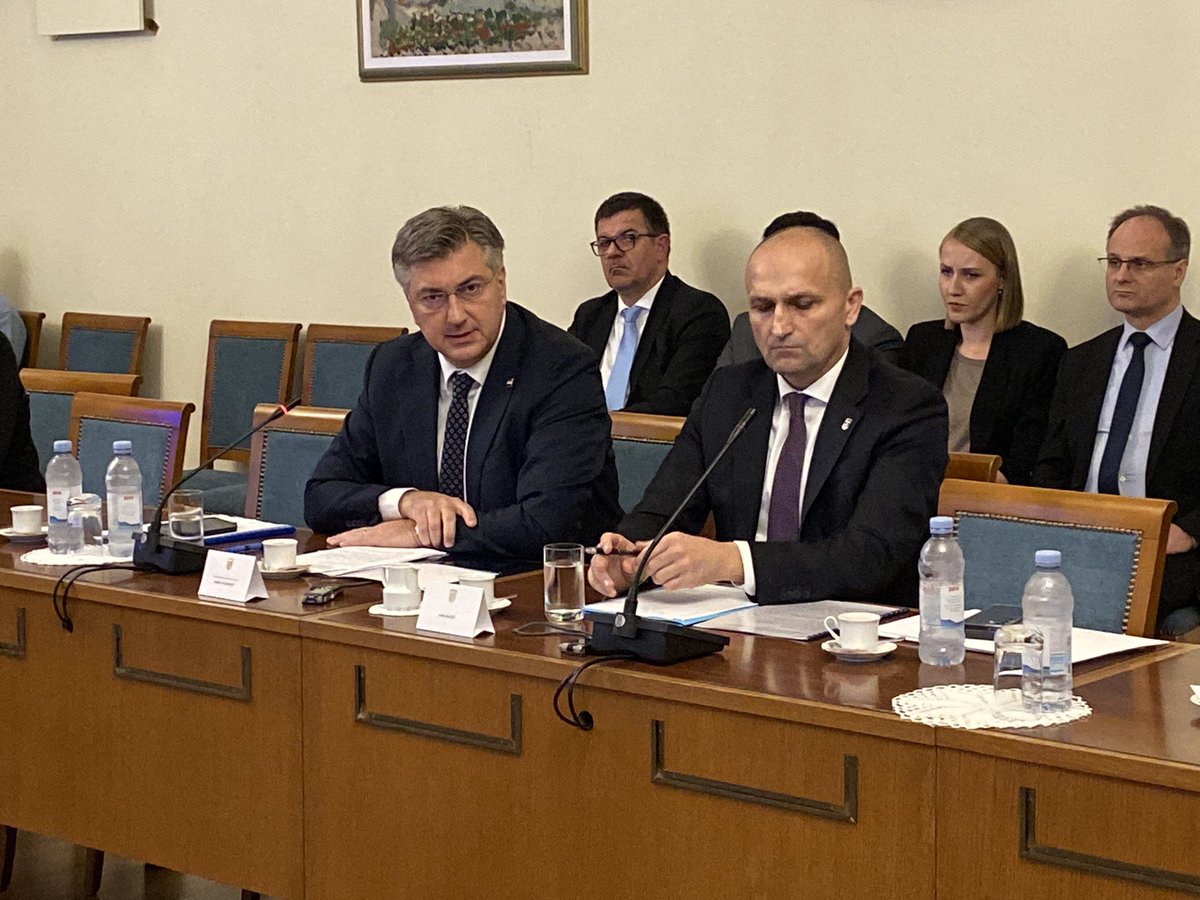 Plenkovic i Anušić na sjednici Odbora za obranu. Plenkovic na početku još jednom izrazio sućut obitelji Šarić, nakon čega izlaže biografiju Ivana Anusica. Pratite na #n1info <a href="/N1Hrvatska/">N1 Hrvatska</a>