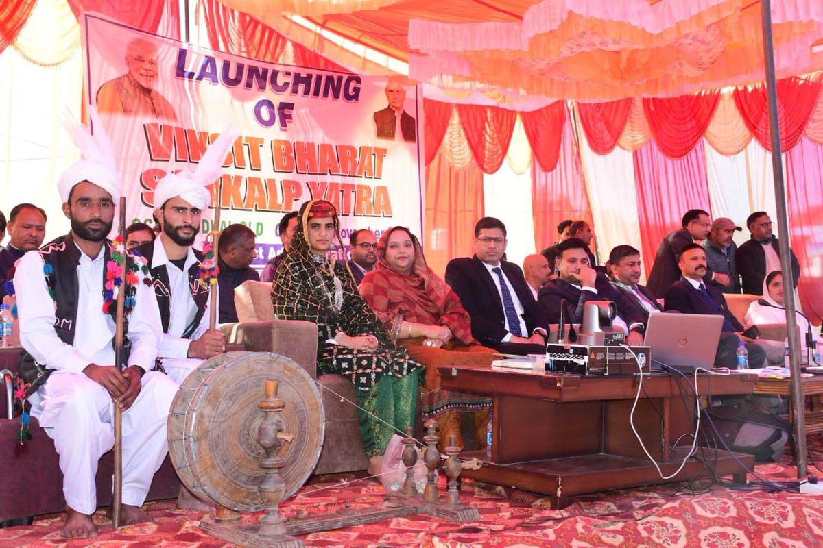 JKTRINSTITUTE's tweet photo. Launch of Viksit Bharat Sankalp Yatra by DC Rajouri @vikaskundal03 @listenshahid 

#JanJatiyaGauravDivas #EmpoweringTribalsTransformingIndia #ViksitBharat
 #HamaraSankalp #InclusiveGrowth #TribalEmpowerment
#CulturalDiversity #JanJatiyaNayak #AmritMahotsav
 #CulturalPride https://t.co/SaE3CDCdZ9