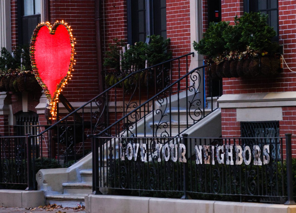 pictureboston's tweet photo. In #Boston Back Bay, a nearby traffic light’s reflection inadvertently dictates the color of this heart, at a residence on Gloucester St.
📸 ⁦@NBC10Boston⁩ photos by Mark Garfinkel https://t.co/PPgnXLO8vU