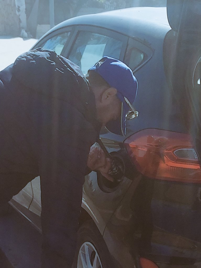 balle_au_centre's tweet photo. #Chevaleresque
Ce matin panne seche au milieux de nulle part, un jeune homme, beau et grand passait sur sa trotinette, il m'a accompagnée jusqu'à la pompe puis  jusqu'à ma voiture puis vers la pompe .il m'a promis de m'emmener sur son bateau de peche un soir de pleine lune... https://t.co/LPHrIYJrmS