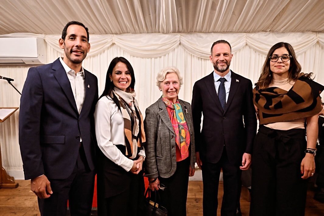 DanielPenaFern's tweet photo. Acto inicial de la semana dominicana en Londres, fuimos recibidos en el parlamento británico por la baronesa Gloria Hooper, amiga del pueblo dominicano.  Estaremos aquí esta semana promoviendo a nuestro país y mostrando los avances de @aduanard @SanzLovaton #semanadominicanaenuk https://t.co/yui60SWMkD