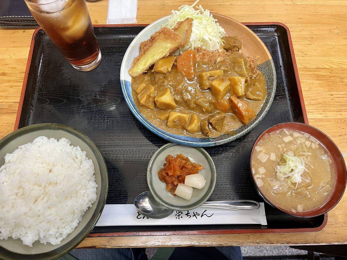 待望のカツカレー！

年に1.2回しかやらないから、存在を知ってからずっと待ってた！

他ではまず食えない濃厚なロースカツとカレーの相性は凄まじかった！

どうしても年齢的に脂への耐性が落ちてるところをカレーが守ってくれる！
最後まで美味しく脂を食べれるって幸せ！

#とんかつ栄ちゃん