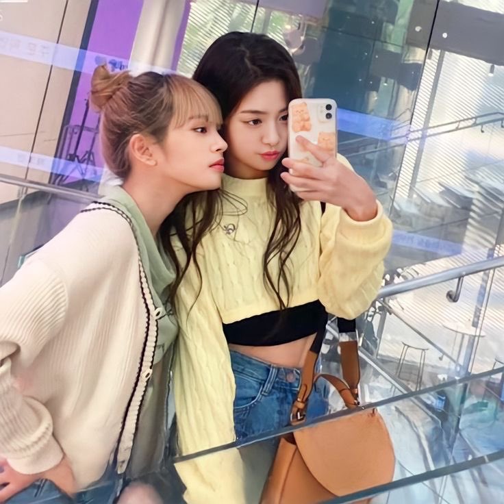 picbaemon's tweet photo. AHYEON AND CHIQUITA BEST DUO https://t.co/VrpNJJ4slt
