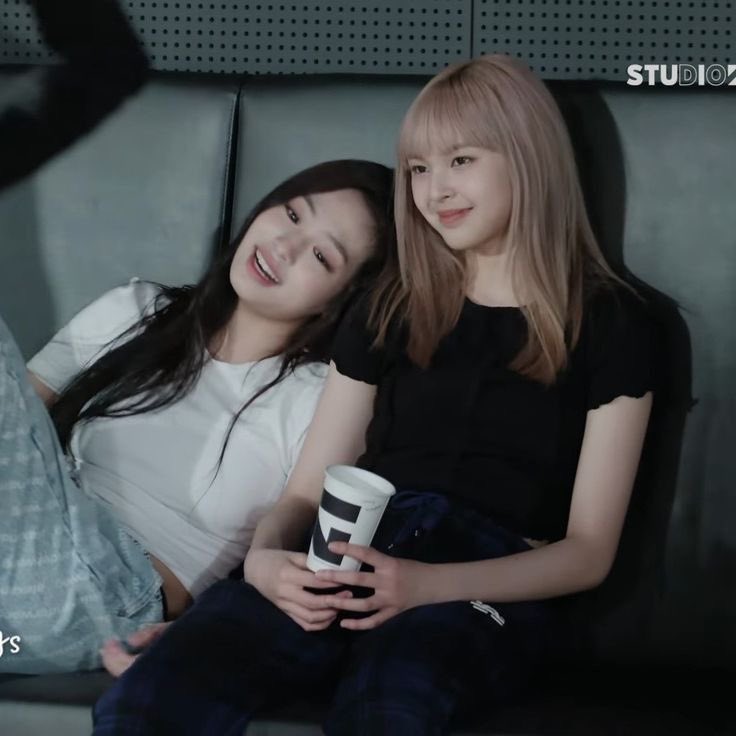 picbaemon's tweet photo. AHYEON AND CHIQUITA BEST DUO https://t.co/VrpNJJ4slt