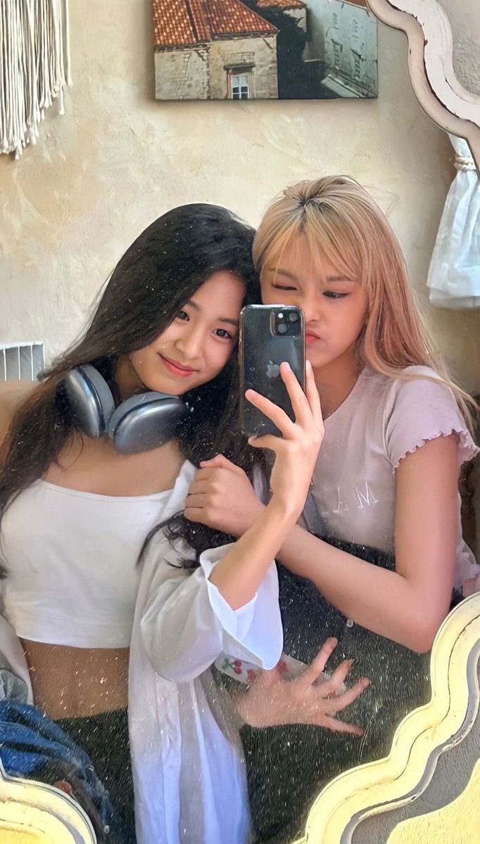 picbaemon's tweet photo. AHYEON AND CHIQUITA BEST DUO https://t.co/VrpNJJ4slt