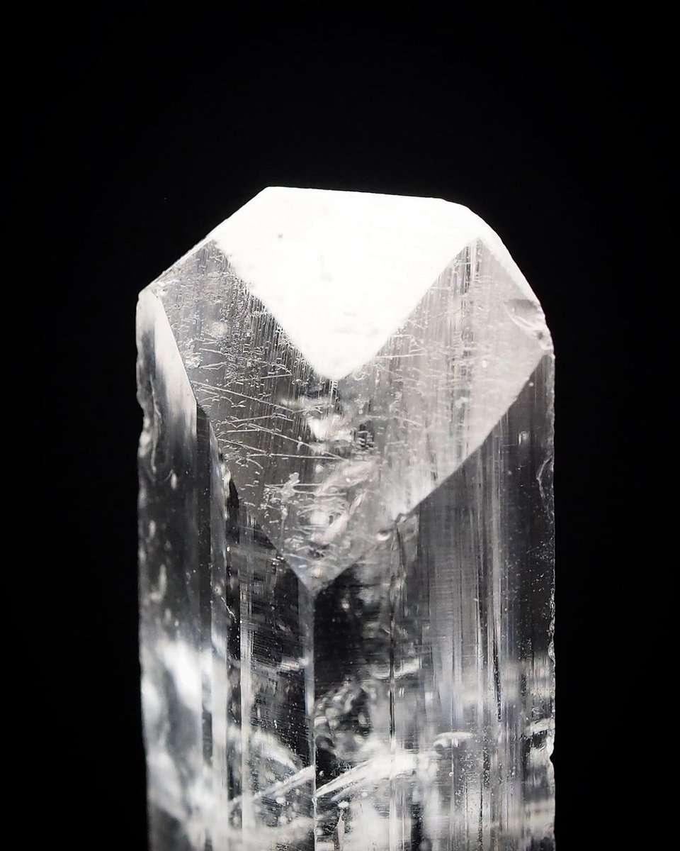 gemsocietyorg's tweet photo. Dazzling in Danburite dreams 💫💎 IG teruhiko_kitagawa

#DanburiteDelight #CrystalElegance #GemstoneGlow #SparklingSpirit #StoneStyle https://t.co/QPSjFq4bfH