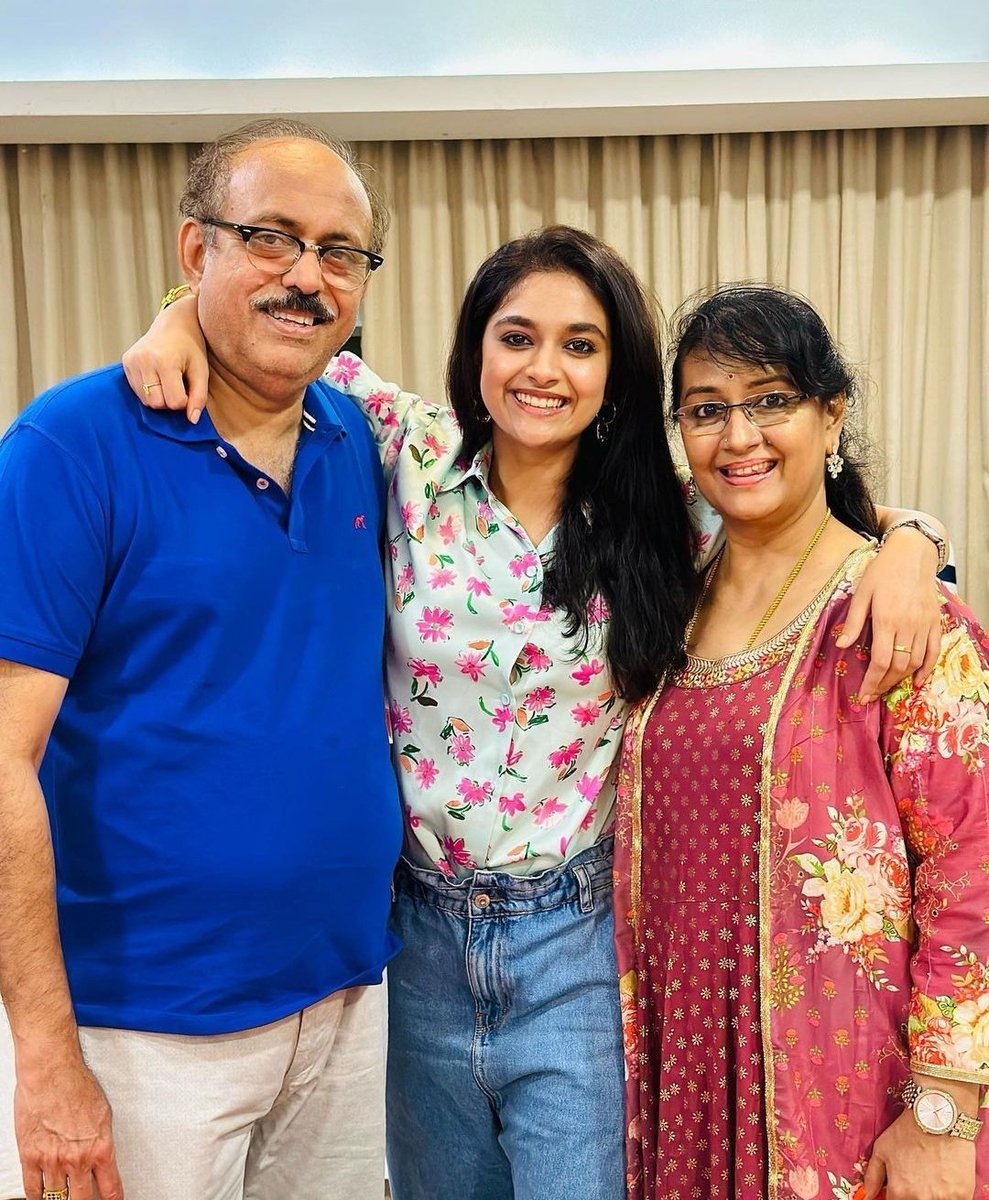 TrendsKeerthy's tweet photo. Happiest Birthday #Suresh sir @MenakaSuresh4 mam 🤗❤️

@KeerthyOfficial #KeerthySuresh https://t.co/oMCFd93a8M