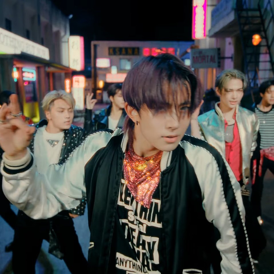 hourlylhs's tweet image. OH MYY LOOK AT HIM HELLO ?!?! #HEESEUNG