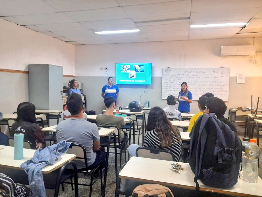 🏫🚸Continúan las charlas del Proyecto Educativo Vial

👦🏽👧🏼En esta oportunidad para alumnos/as de:
📍EPS N° 3
📍Jardín de Infantes N° 938
📍Jardín de La Inmaculada

👩🏻‍✈️A cargo del personal de la Agencia Municipal de Seguridad Vial