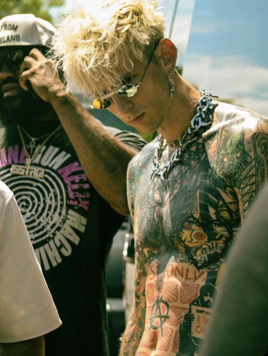 How we supposed to not look? <a href="/machinegunkelly/">mgk</a>