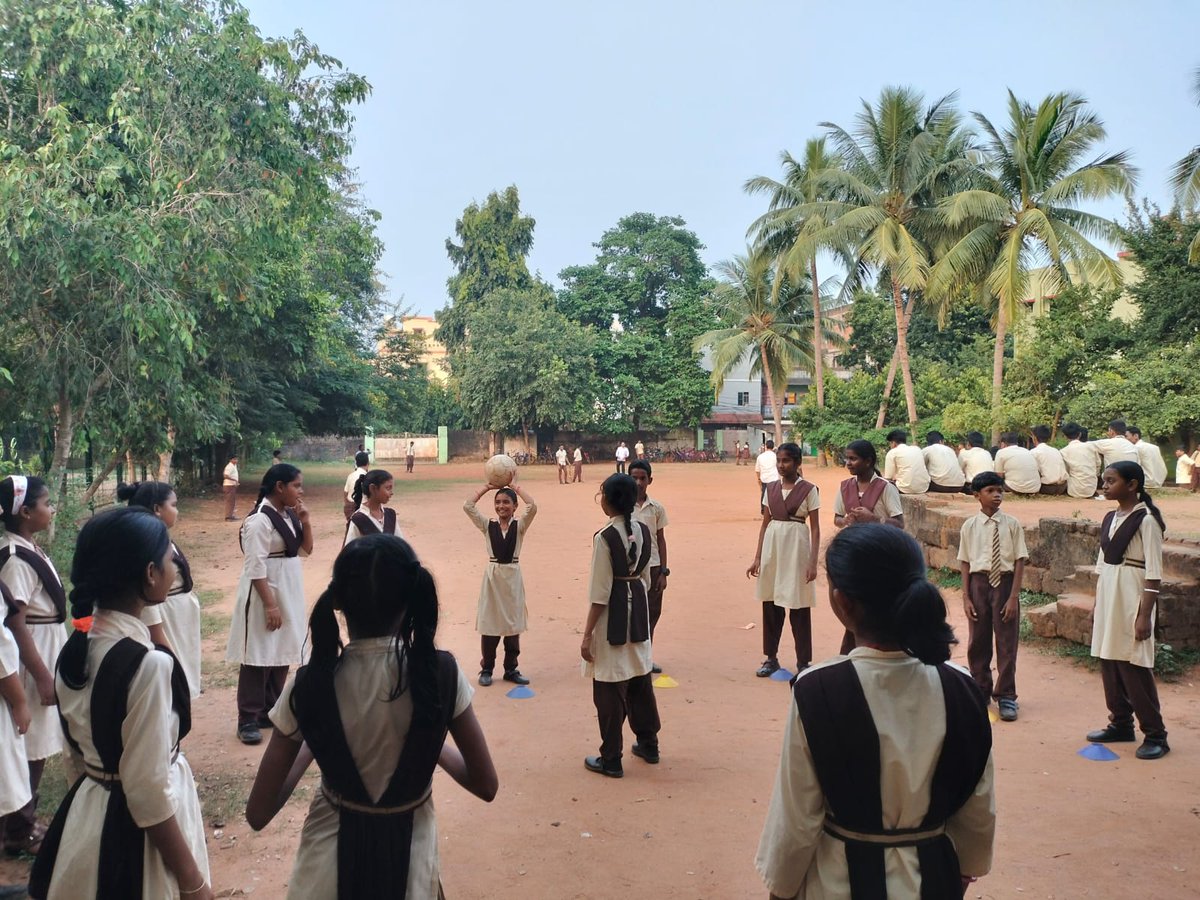 ProSportDev's tweet image. #frombbsr - On 6th November, participants of our Community Sports Program (CSP) participated in a game of &apos;Monkey in the Middle&apos;. Through the game, the participants, who are students of Class 6 from Ramakrishna Siksha Kendra School, developed soft skills

#SportForGood