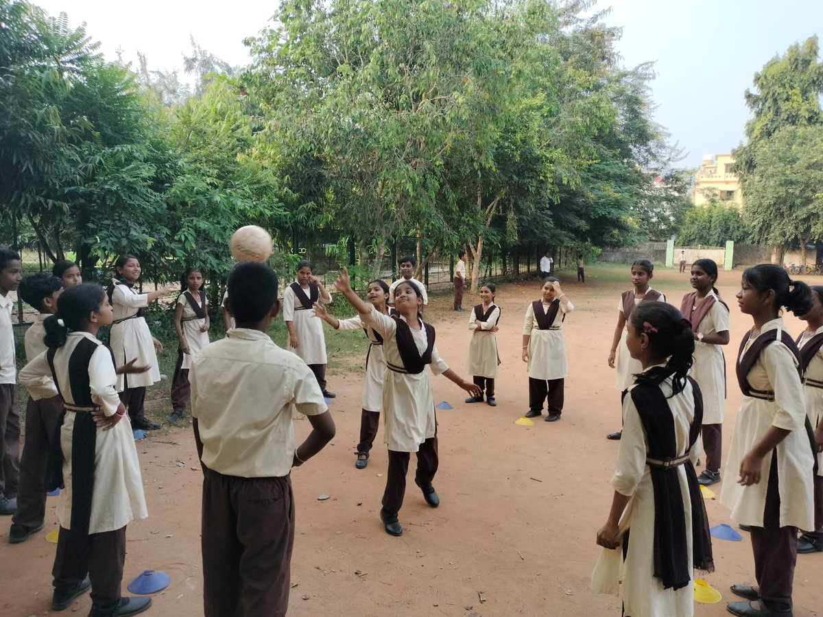 ProSportDev's tweet image. #frombbsr - On 6th November, participants of our Community Sports Program (CSP) participated in a game of &apos;Monkey in the Middle&apos;. Through the game, the participants, who are students of Class 6 from Ramakrishna Siksha Kendra School, developed soft skills

#SportForGood