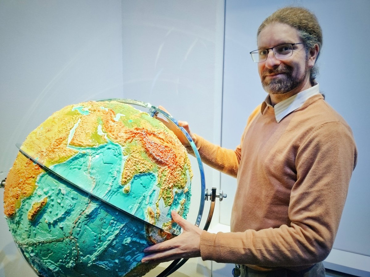 Universität Münster (@uni_muenster) on Twitter photo Münster University researcher Or Bialik's (<a href="/BialikOr/">Or M. Bialik</a>) from the Institute of #Geology and #Paleontology (<a href="/GeoMuenster/">GeoMünster</a>) new works intersect geology and #ecology, aiming to understand what governs which fossils will be in the sediment around the world.
nature.com/articles/s4159… Münster University researcher Or Bialik's (<a href="/BialikOr/">Or M. Bialik</a>) from the Institute of #Geology and #Paleontology (<a href="/GeoMuenster/">GeoMünster</a>) new works intersect geology and #ecology, aiming to understand what governs which fossils will be in the sediment around the world.
nature.com/articles/s4159…