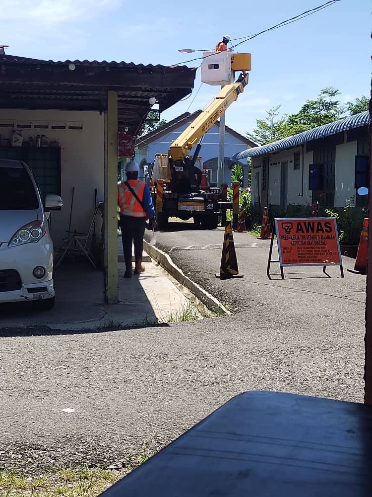 DemiKepalaBatas's tweet photo. Alhamdulillah. Terima kasih YB DS @reezal_merican. Actions speak louder than words. 
.
Terima kasih juga YAB DS @DrZahidHamidi @rurallink_my @Tenaga_Nasional 
.
#DemiKepalaBatas. https://t.co/gmxikR8mR1
