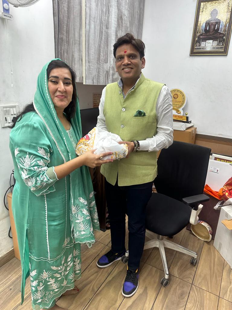 VikramMittalBjp's tweet photo. भाई-बहन के असीम स्नेह बंधन के पावन पर्व भाई दूज के अवसर पर बहन @BansuriSwaraj जी का स्नेह मिला। आप सदा प्रसन्न रहे और खूब आगे बढ़े ईश्वर से यही कामना हैं।

#BhaiDooj https://t.co/Q4fOJjQqFO