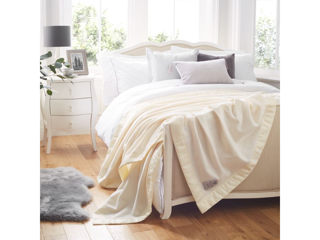 LandmarkLinen's tweet photo. The John Atkinson by Hainsworth® Lambswool &amp; Cashmere 215gsm blanket is expertly made from a beautifully soft blend of the finest 85% Lambswool and 15% Cashmere.

#bedroom #bedroominspo #bedroomdecor #beautiful #beddingset #homesweethome #homedesign #instagram #instadaily #wool https://t.co/57wsJTPSnK