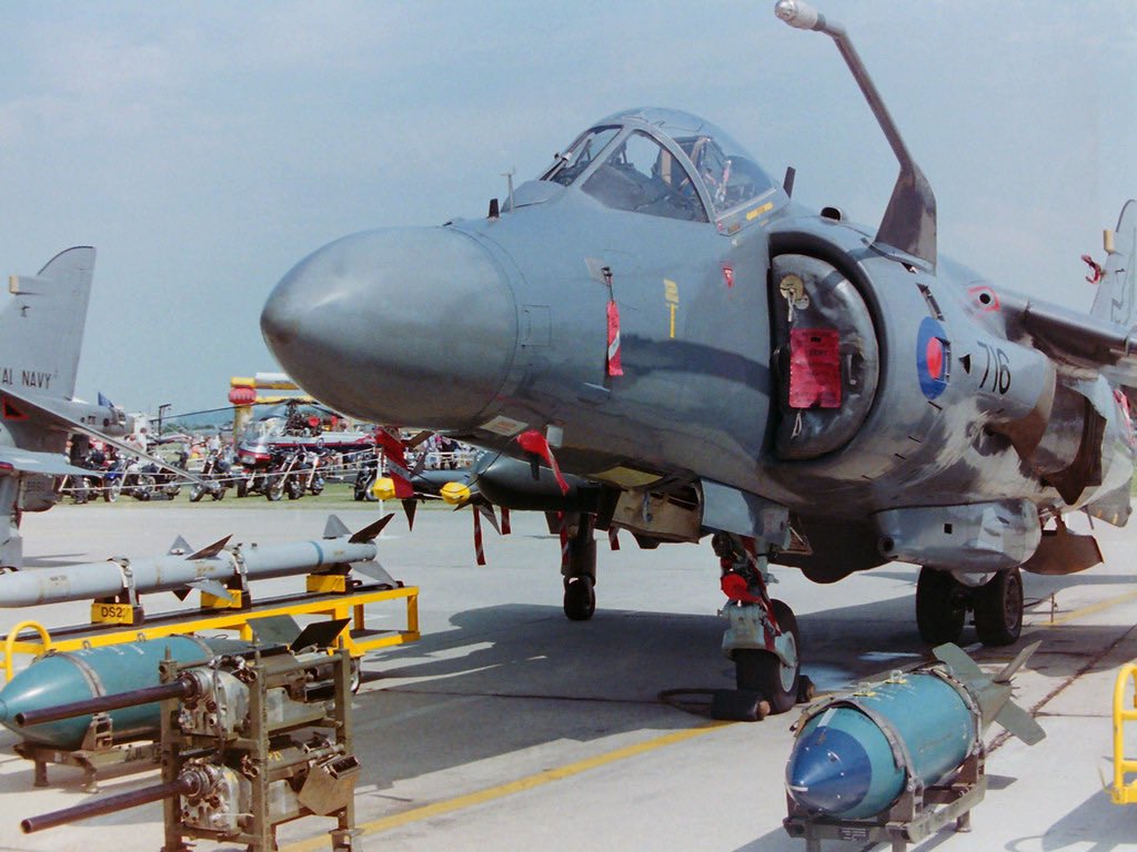 HarrierPres's tweet photo. Taken early in the FA/2s career, when the FAA where trialing EDSG overall schemes on the new SHARs. Note the array of weapons on show. Circa 1993. #SeaharrierFA2 #Harrierpres #SHAR #899NAS https://t.co/FyqemnGvgo