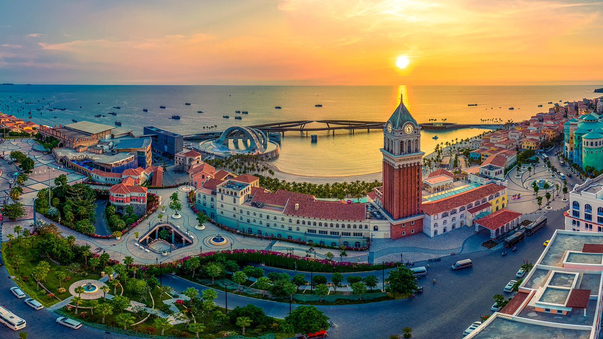 #vandaaginside Phu Quoc, Vietnam—a tropical paradise with pristine beaches and vibrant markets. Immerse in crystal-clear waters, explore fish sauce factories, and find tranquility at Sao Beach. A captivating Gulf gem. #PhuQuoc #VietnamIsland #BeachEscape #TravelVietnam 🏝️🌊