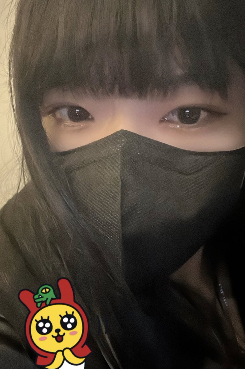 화장하는거 까먹어버렸엉 
화장품도 다 다시 사야할것같앙
내년초부터 엄청 놀아야겠댜😜