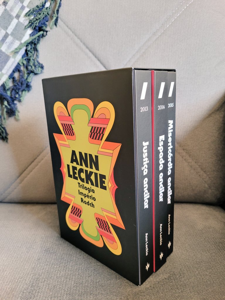 a_r_c_t's tweet photo. Finalmente a trilogia completa, coisa mais linda essas capas 🥹 @editoraaleph #imperioradch https://t.co/aGmueTLTiv