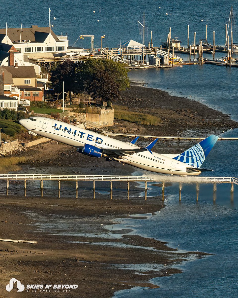 Low Tide Departure 🌊🛫 United Airlines departing @BostonLogan #avgeek #aviation #airlines