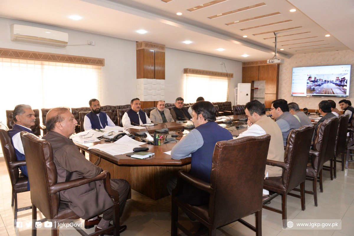 LGKPGovt's tweet photo. منسٹر اور سیکٹری لوکل گورنمنٹ کی سربراہی میں آج کھلی کچھری کا انعقاد کیا گیا، جس میں عوام الناس نے بڑی دلچسپی اور لگن کے ساتھ شرکت کی. اس کے لئے محکمہ لوکل گورنمنٹ ان کے بے حد مشکور ہیں۔ منسٹر اور سیکرٹری کی جانب سے کچھ ضروری شکایات کو حل کرنے کے لیے موقع پر ہی احکامات جاری کیے. https://t.co/w3Htnqs7uR