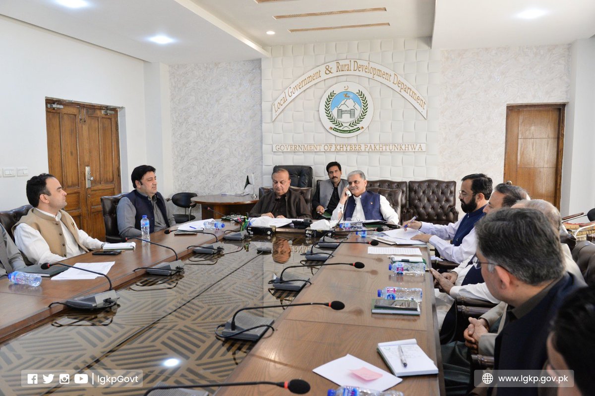 LGKPGovt's tweet photo. منسٹر اور سیکٹری لوکل گورنمنٹ کی سربراہی میں آج کھلی کچھری کا انعقاد کیا گیا، جس میں عوام الناس نے بڑی دلچسپی اور لگن کے ساتھ شرکت کی. اس کے لئے محکمہ لوکل گورنمنٹ ان کے بے حد مشکور ہیں۔ منسٹر اور سیکرٹری کی جانب سے کچھ ضروری شکایات کو حل کرنے کے لیے موقع پر ہی احکامات جاری کیے. https://t.co/w3Htnqs7uR