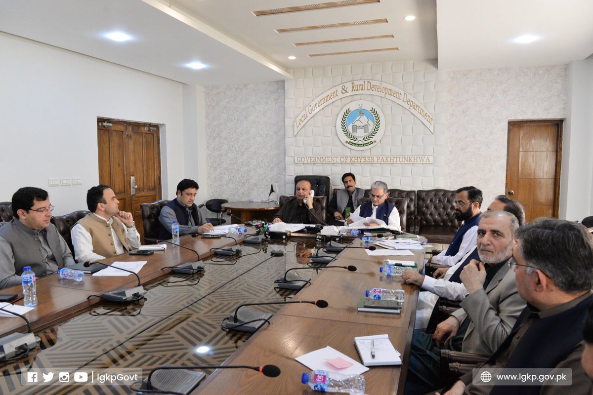 LGKPGovt's tweet photo. منسٹر اور سیکٹری لوکل گورنمنٹ کی سربراہی میں آج کھلی کچھری کا انعقاد کیا گیا، جس میں عوام الناس نے بڑی دلچسپی اور لگن کے ساتھ شرکت کی. اس کے لئے محکمہ لوکل گورنمنٹ ان کے بے حد مشکور ہیں۔ منسٹر اور سیکرٹری کی جانب سے کچھ ضروری شکایات کو حل کرنے کے لیے موقع پر ہی احکامات جاری کیے. https://t.co/w3Htnqs7uR