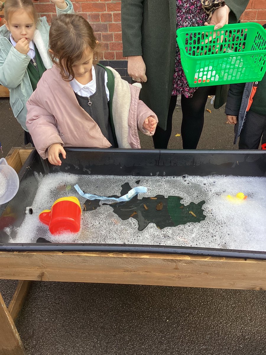Year1Markeaton's tweet image. Sinking or floating? We have been investigating whether objects sink or float as part of our science lessons #mpsscience