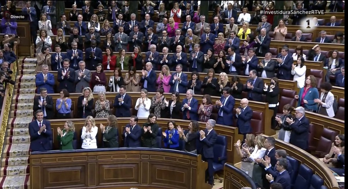 Hace pocos meses Sánchez afirmó que no habría amnistía, y el grupo parlamentario socialista le ovacionó. Hoy ha dicho lo contrario, y el mismo grupo parlamentario le ha aplaudido puesto en pie. El PSOE ha perdido la memoria, los principios, el espíritu crítico y la dignidad.