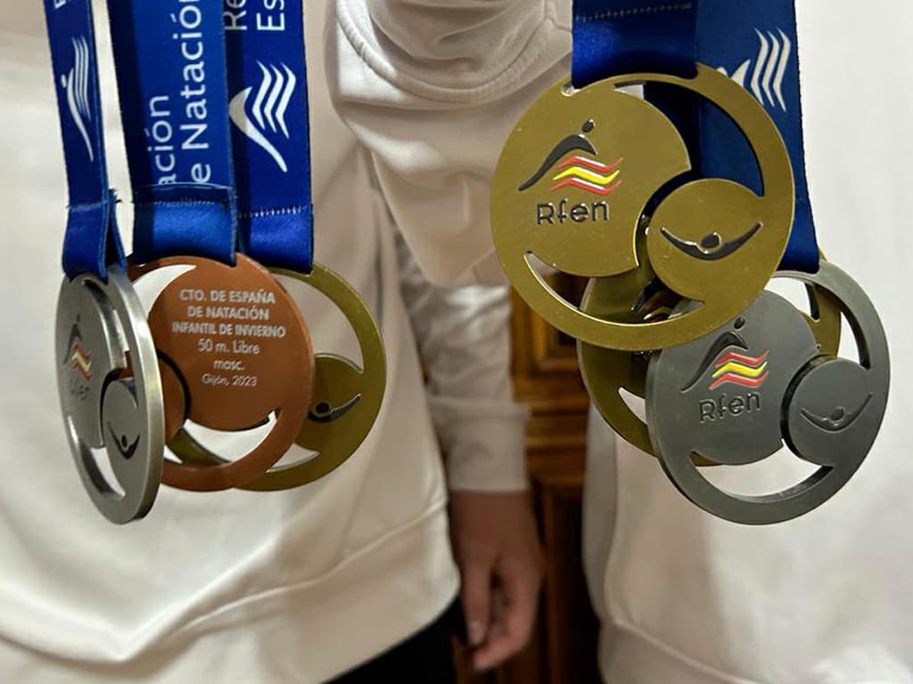 TalaveraAyto's tweet photo. El alcalde, José Julián Gregorio y el concejal de Deportes. Antonio Núñez han recibido a los nadadores Nicolás Viejo y Arianne Fernàndez del EC Ciudad de Talavera tras sumar siete medallas en categoría infantil entre ambos, en el XLII y XLIV  Ctos. de España de Invierno y Verano https://t.co/TsY7X4aSyO