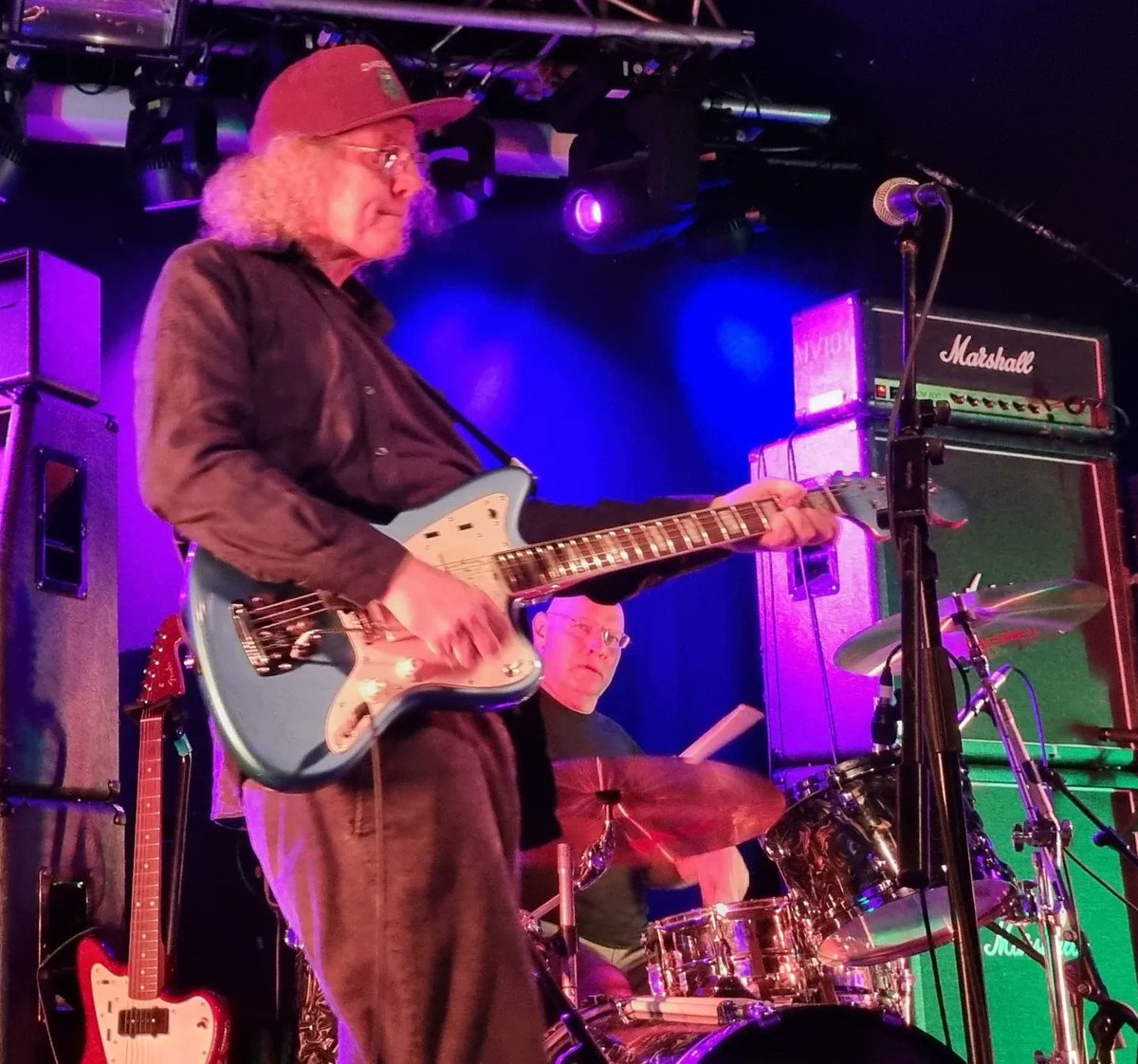 tangleofwires's tweet photo. Just Dinosaur Jr covering The Cure's 'Just Like Heaven' with Kevin Shields from My Bloody Valentine on guitar (and playing MBV deep cut 'Thorn' plus Dino's 'Tarpit') https://t.co/4lBJ9rk17s