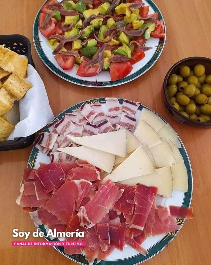 ¡QUÉ COSA MAS RICA! 😋
En Almería nos gusta abrir boca con unos aperitivos antes de la comida.