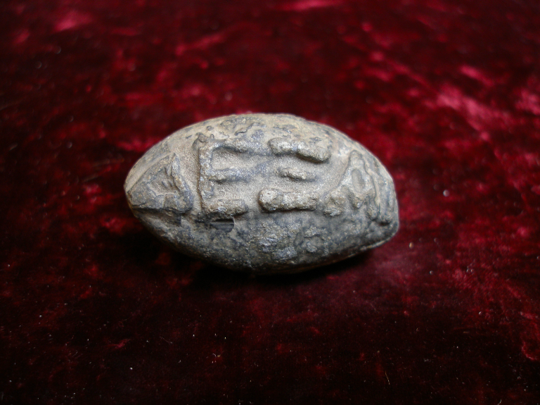 WeirdMedieval's tweet photo. a greek sling projectile with an inscription reading "DEXAI", or in english "CATCH!" (ca 4th-1st century BC) https://t.co/FHOkTrPQRk