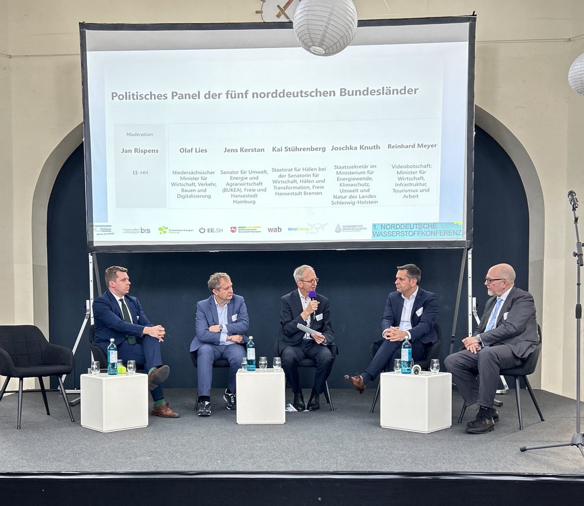 energynetworkSH's tweet photo. 1.Norddeutsche Wasserstoff-Konferenz in Cuxhaven ist gestartet.
⁦@mekun_sh⁩ ⁦@OlafLies⁩ ⁦@JensKerstan⁩ Staatsrat Kai Stührenberg Bremen, https://t.co/jU6jZg6evJ