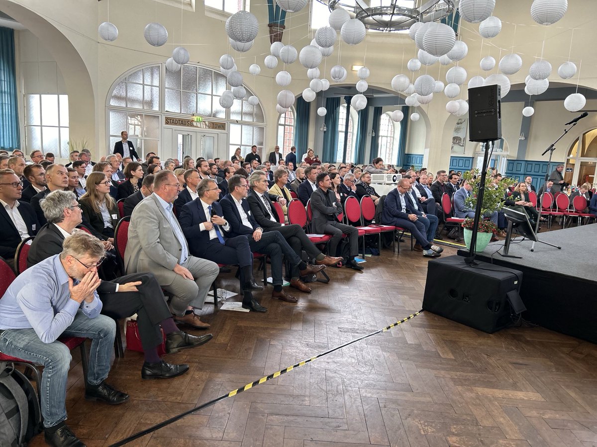 energynetworkSH's tweet photo. 1.Norddeutsche Wasserstoff-Konferenz in Cuxhaven ist gestartet.
⁦@mekun_sh⁩ ⁦@OlafLies⁩ ⁦@JensKerstan⁩ Staatsrat Kai Stührenberg Bremen, https://t.co/jU6jZg6evJ