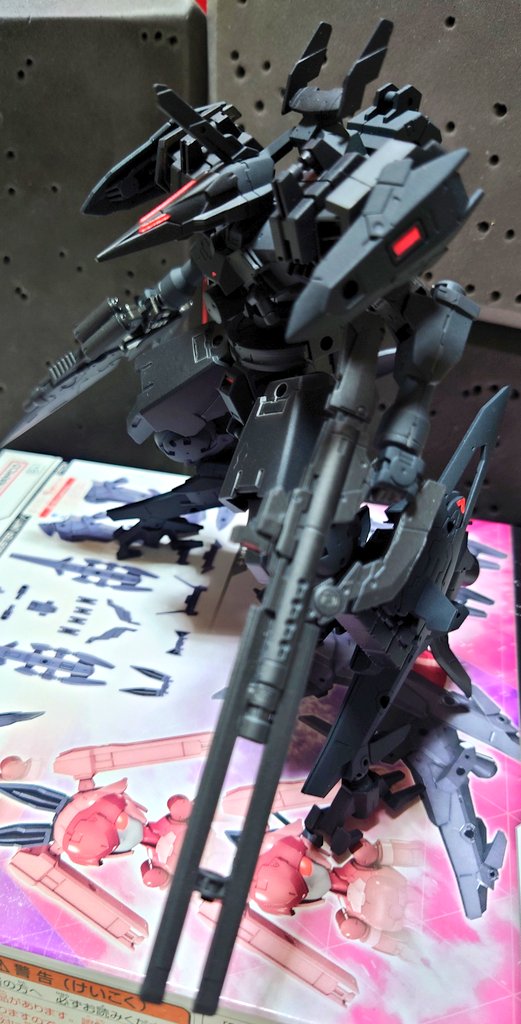 MaSa64306197's tweet photo. よっしゃー！！
本体と手持ち武器完成〜！
分かりにくくなったけど、本体はブラックとジャーマングレーで色分け。フレームと手持ち武器は黒鉄色で塗装。その後、本体と手持ち武器はつや消しトップコートでフレームは半光沢トップコートで仕上げました！めちゃくちゃカッコよくできた！後は背部武装だ！ https://t.co/rUQdGQhNp9