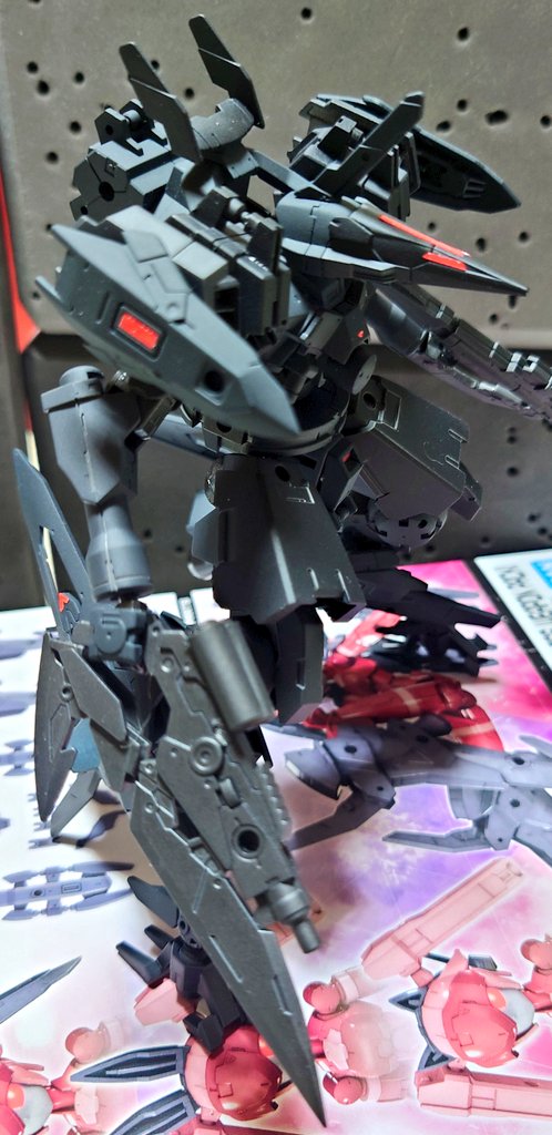 MaSa64306197's tweet photo. よっしゃー！！
本体と手持ち武器完成〜！
分かりにくくなったけど、本体はブラックとジャーマングレーで色分け。フレームと手持ち武器は黒鉄色で塗装。その後、本体と手持ち武器はつや消しトップコートでフレームは半光沢トップコートで仕上げました！めちゃくちゃカッコよくできた！後は背部武装だ！ https://t.co/rUQdGQhNp9