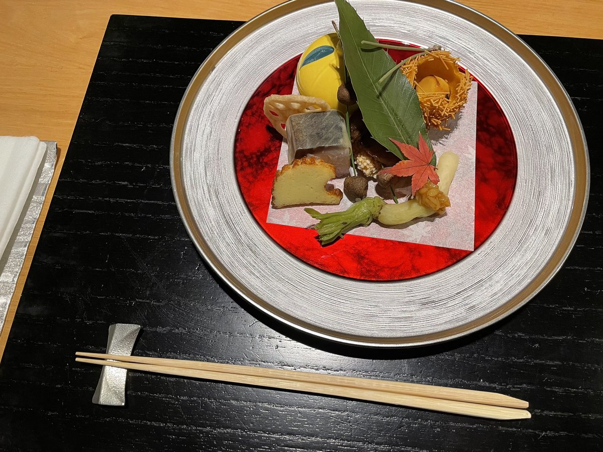 voshans's tweet photo. In het bergdorp #Ohara ten noorden van de Japanse stad #Kyoto ontdekten mijn Japanse echtgenote en ik vorig jaar november in lunchtijd de keuken van herberg #Seryo. Nu verblijven we er twee nachten. De meergangen-avondmaaltijd was een lust voor het oog, en streling voor de tong… https://t.co/jF06LeyM7e