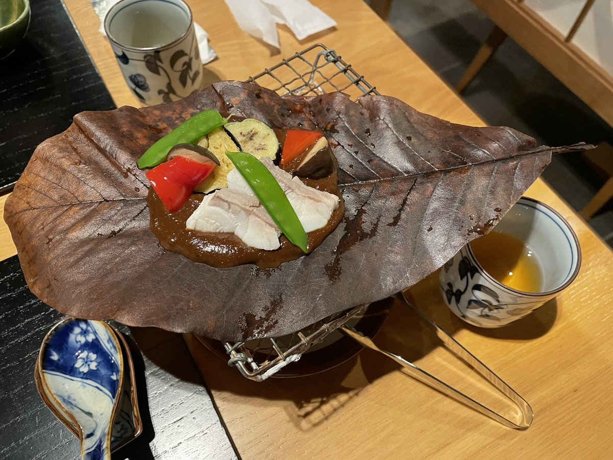 voshans's tweet photo. In het bergdorp #Ohara ten noorden van de Japanse stad #Kyoto ontdekten mijn Japanse echtgenote en ik vorig jaar november in lunchtijd de keuken van herberg #Seryo. Nu verblijven we er twee nachten. De meergangen-avondmaaltijd was een lust voor het oog, en streling voor de tong… https://t.co/jF06LeyM7e