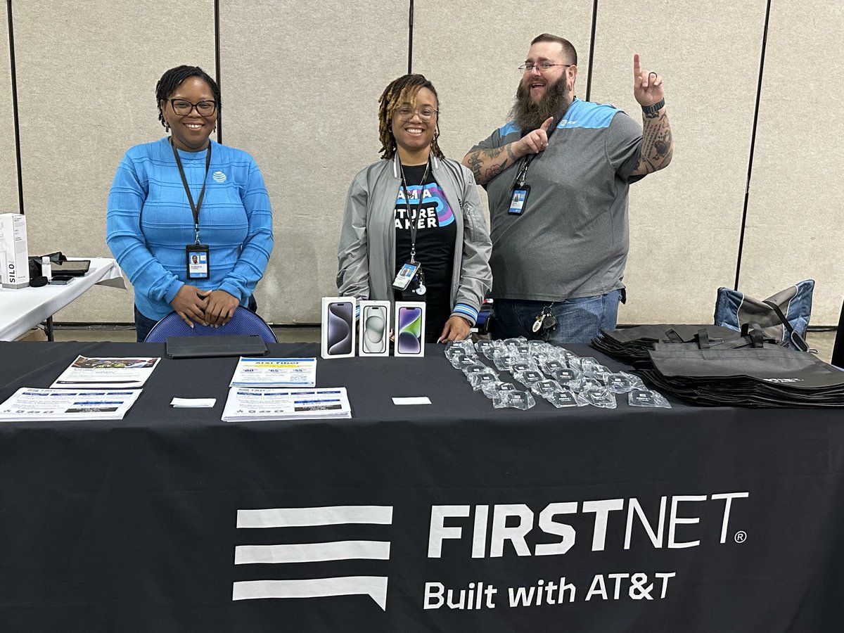 crystolyte0310's tweet image. Spent the day  talking to the men and women in blue 🚓 about the only network built with and for 1st responders and those that support them.  #FirstNet ⁦@DomDavis_⁩ ⁦@CoachMel__⁩ ⁦@VinceLeaks⁩ ⁦⁦@Kevinfibah⁩ ⁦@404girl⁩ ⁦@AricCarney⁩