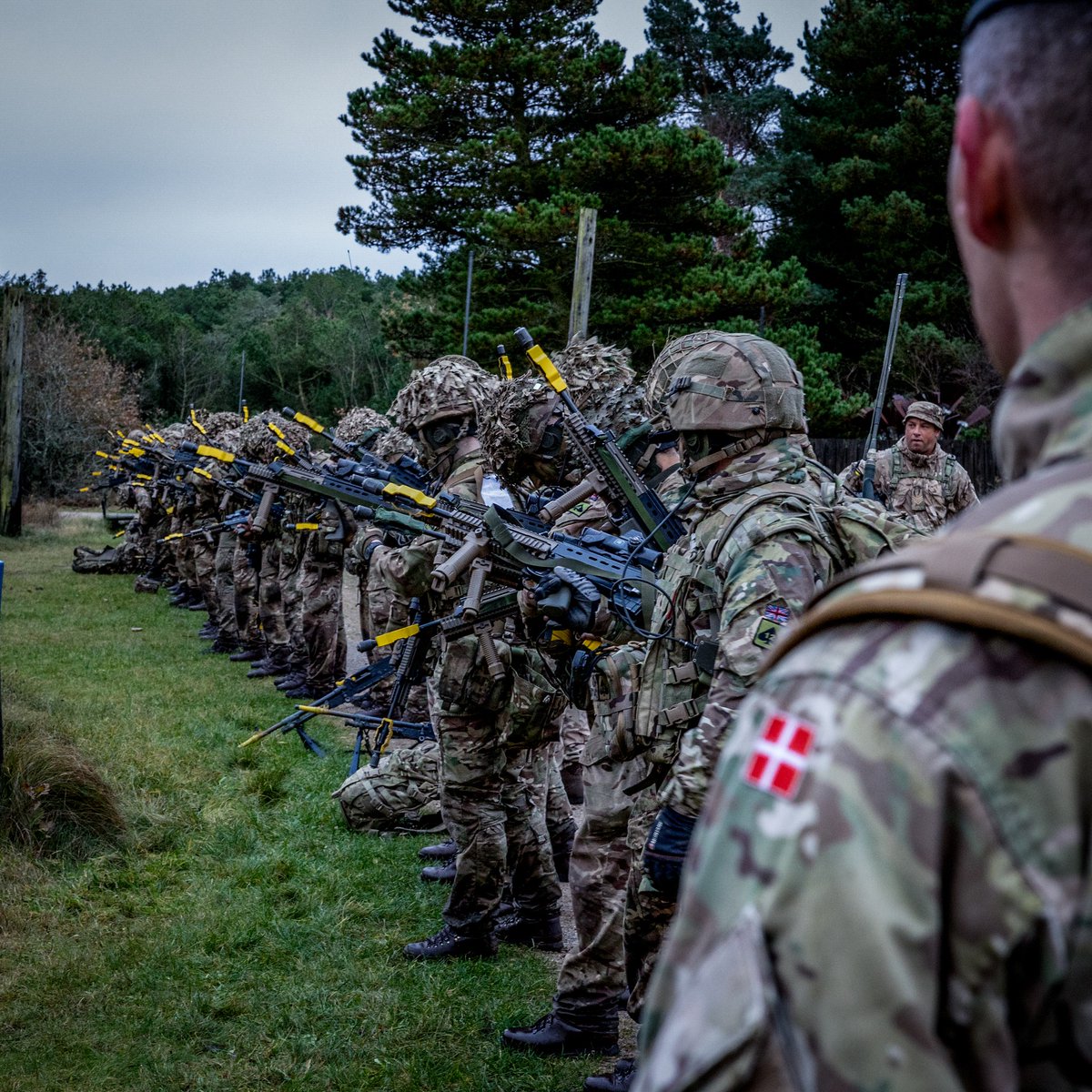 forsvaretdk's tweet photo. Britiske soldater fra @TheRoyalWelsh træner i disse dage i Nymindegab. Briterne var tæt på at måtte aflyse deres vigtige øvelse i Storbritannien, men i sidste øjeblik tilbød den danske hær, at de kunne træne i Danmark. Læs mere: https://t.co/DFRGiu35X1 #dkforsvar #værdatkæmpefor https://t.co/ZCoUdedvfb