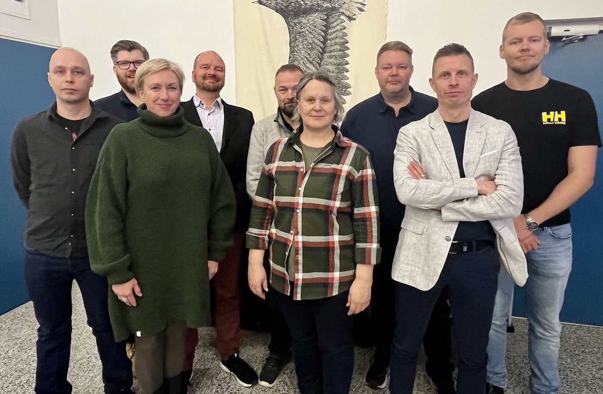 SLJYn syyskokous pidettiin Suomen ilmailumuseolla. Kuvassa SLJYn uusi hallitus.