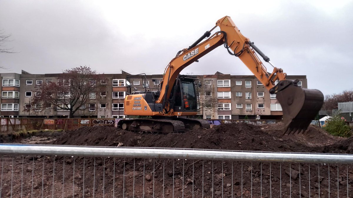 After all the excitement of our sunny open day at Coatfield Lane, Leith on Saturday, we are busy backfilling Area 1 and doing data entry. Shout out to our machine driver Willie who won't let the rain slow him down! Who's excited to see what we’ll find in Area 2?! 🧐@Edinburgh_CC