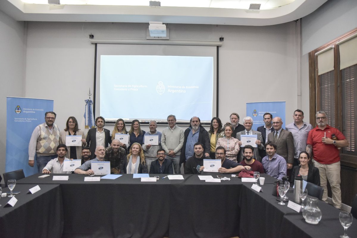 FernandoRizza's tweet photo. Junto a @JuanjoBahillo, @milabarbieri y @marcelo_yaquet en la secretaria @AgriculturaAR entregamos disposiciones para el financiamiento para #Agropymes, Universidades Nacionales,Institutos de ciencia y tecnología de la provincia de #BuenosAires Lee la nota
https://t.co/hu3BS5J1cB https://t.co/QZtH5H7amn