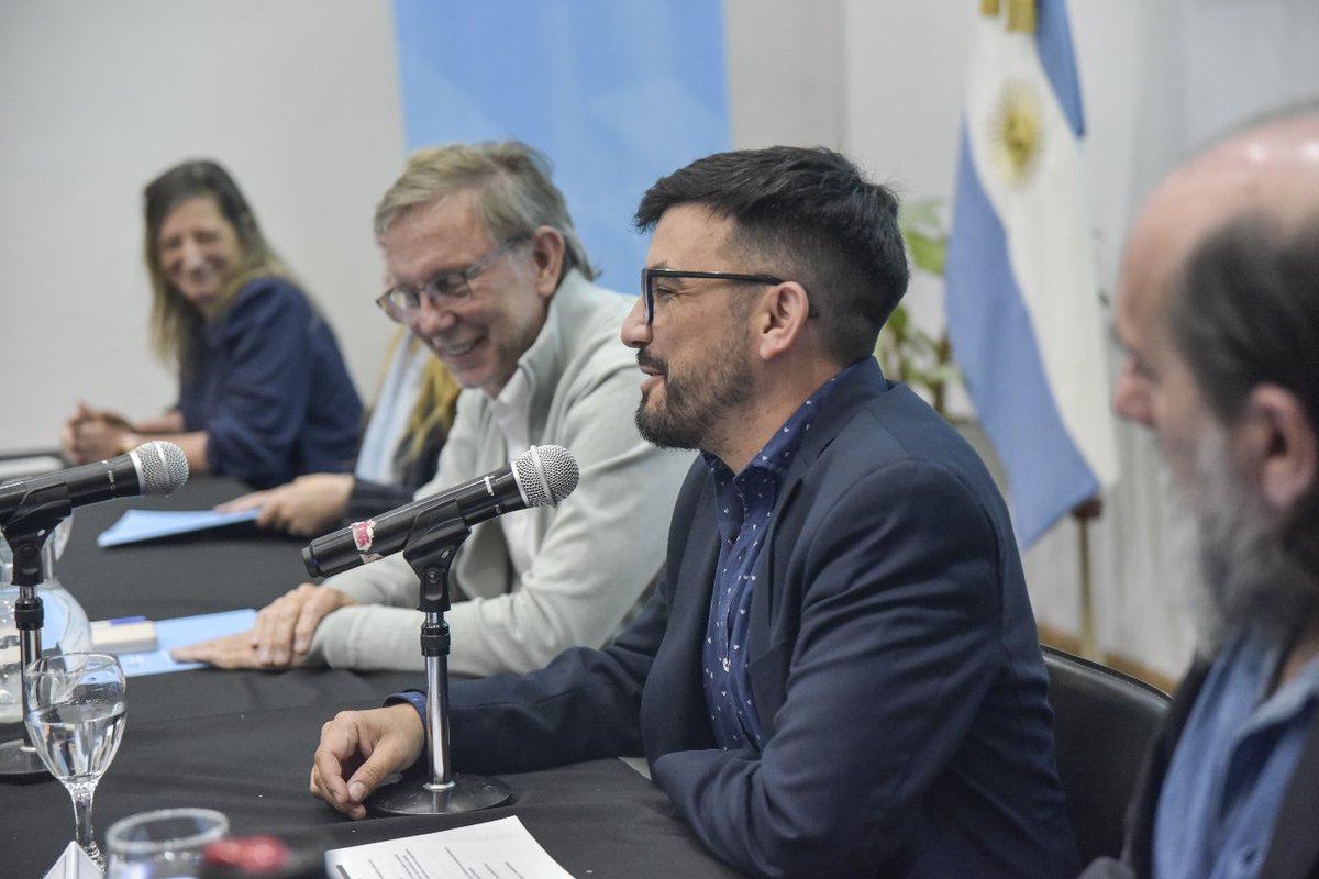 FernandoRizza's tweet photo. Junto a @JuanjoBahillo, @milabarbieri y @marcelo_yaquet en la secretaria @AgriculturaAR entregamos disposiciones para el financiamiento para #Agropymes, Universidades Nacionales,Institutos de ciencia y tecnología de la provincia de #BuenosAires Lee la nota
https://t.co/hu3BS5J1cB https://t.co/QZtH5H7amn