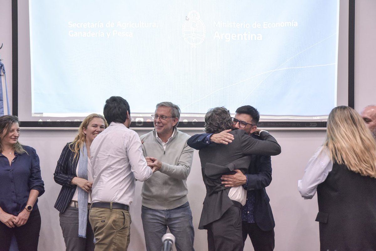FernandoRizza's tweet photo. Junto a @JuanjoBahillo, @milabarbieri y @marcelo_yaquet en la secretaria @AgriculturaAR entregamos disposiciones para el financiamiento para #Agropymes, Universidades Nacionales,Institutos de ciencia y tecnología de la provincia de #BuenosAires Lee la nota
https://t.co/hu3BS5J1cB https://t.co/QZtH5H7amn