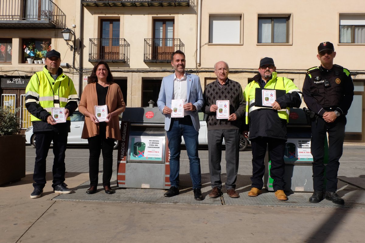 Tortosa's tweet photo. 📢 L'Ajuntament  impulsa campanyes de civisme per mantenir Tortosa neta i segura

✅Dos agents cívics informaran de l'obligatorietat de llençar la brossa al contenidor i de les sancions per incomplir l'Ordenança de Bon Ús de la Via Pública

📲Més info https://t.co/O3bM0KdCV8 https://t.co/cWOqIr9hXb