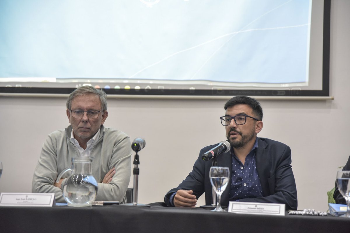 FernandoRizza's tweet photo. Junto a @JuanjoBahillo, @milabarbieri y @marcelo_yaquet en la secretaria @AgriculturaAR entregamos disposiciones para el financiamiento para #Agropymes, Universidades Nacionales,Institutos de ciencia y tecnología de la provincia de #BuenosAires Lee la nota
https://t.co/hu3BS5J1cB https://t.co/QZtH5H7amn